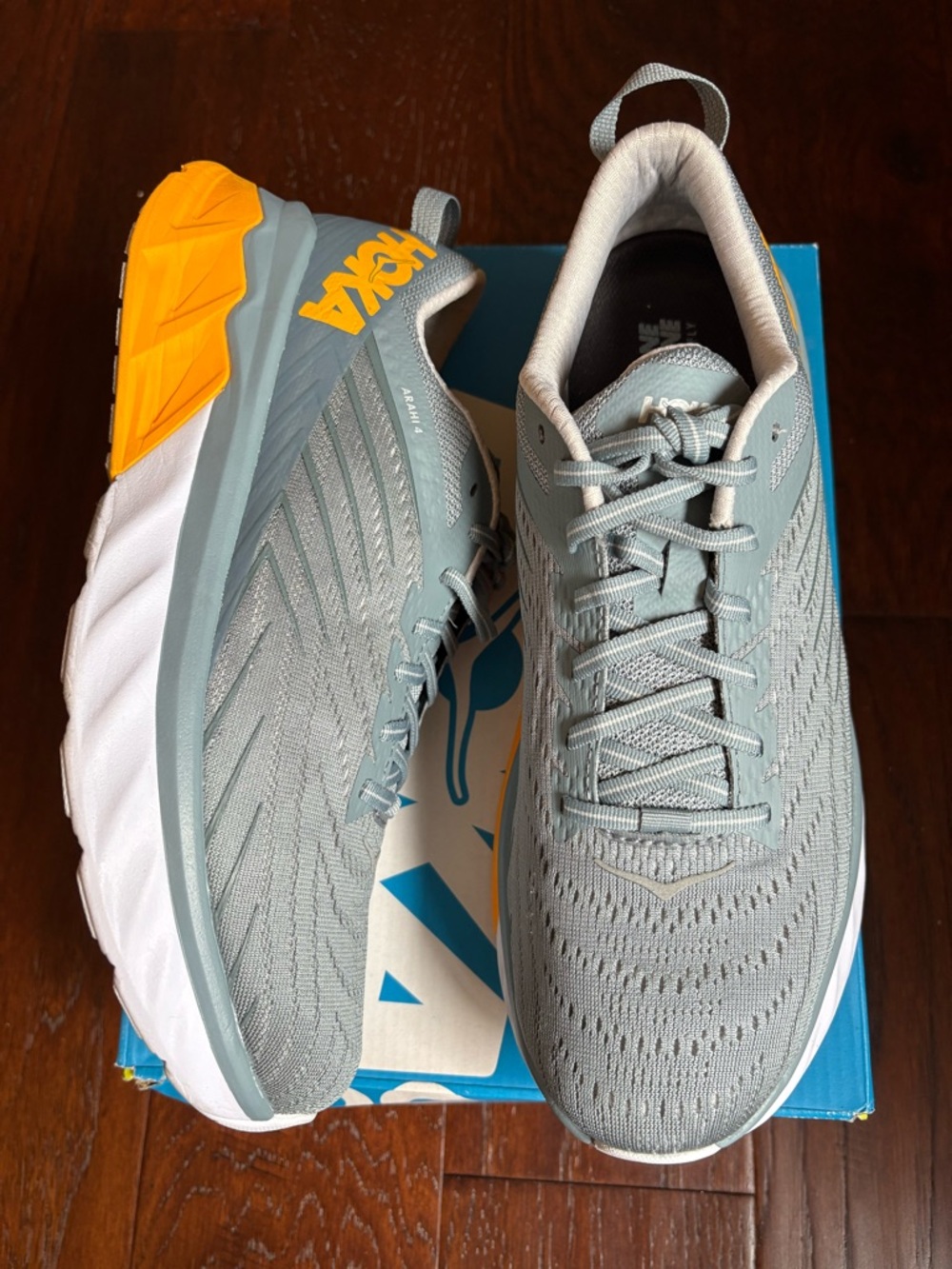 HOKA Arahi 4 - size 9 - Lightweight Grey & Yellow Running Shoes